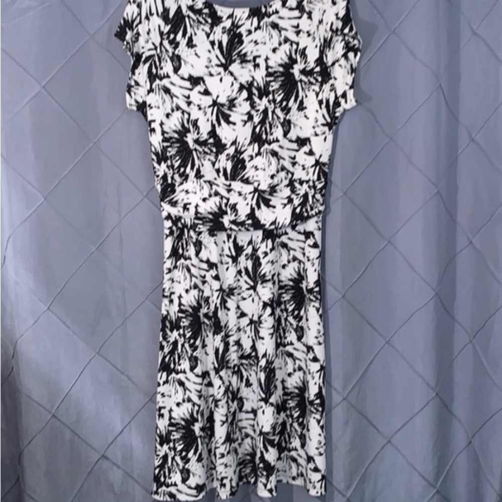 Chicos black and white floral/abstract dress sz Large